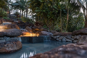 Pool med vattenfall