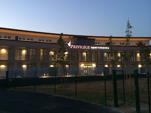 Facciata della struttura - sera/notte