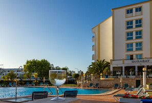 Swim-up bar