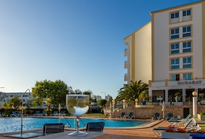 Swim-up bar