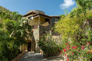 Vista frontal de la propiedad