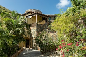Vista frontal de la propiedad