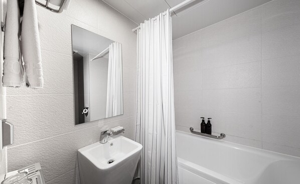 Deep-soaking bathtub