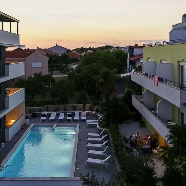 Indoor/outdoor pool