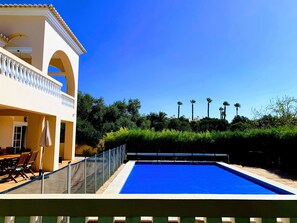 Pool with removable child saftey fence
