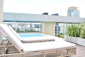 Piscina no piso superior