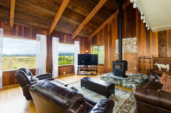 Beautiful, Spacious Cabin Overlooking Open Fields and the Bay