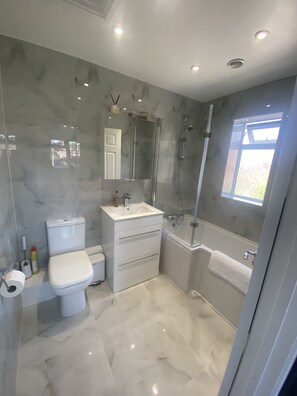 En-suite bathroom to Family Bedroom