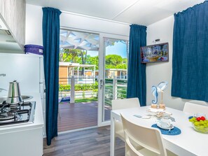 Meubles, Table, Bleu, Vert, Bleu Azur, Vaisselle, Design Intérieur, Rideau, Sol, Bâtiment