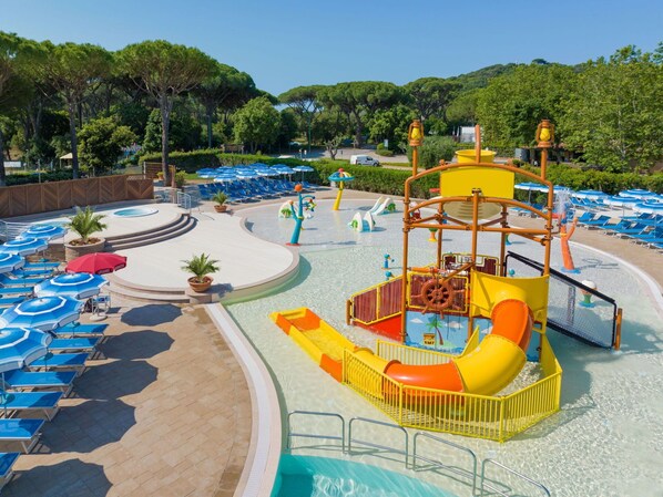 Bâtiment, Bleu Azur, Piscine, Ciel, Ombre, Arbre, L'Eau, Rectangle, Design Urbain, Mobilier De Jardin