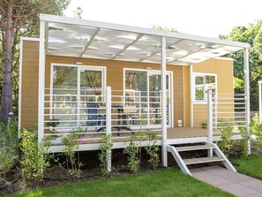 Bâtiment, Bleu Azur, Piscine, Ciel, Ombre, Arbre, L'Eau, Rectangle, Design Urbain, Mobilier De Jardin