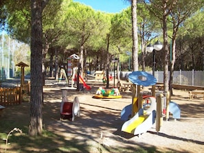 Spielplatz, Öffentlicher Raum, Spielmittel, Menschliche Siedlung, Stadt, Baum, Erholung, Freizeit, Park, Abspielen