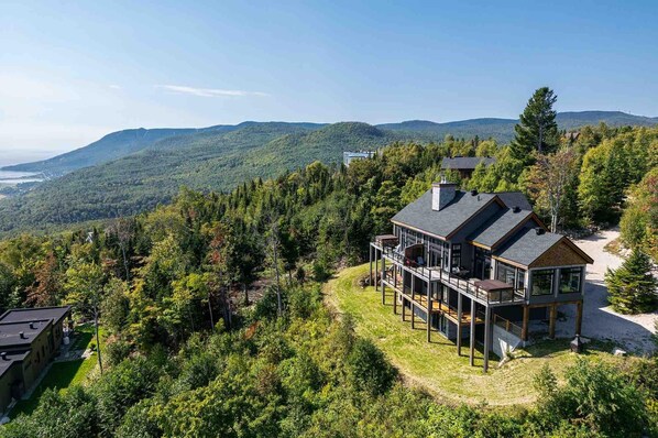 Hilltop haven awaits! Breathtaking views.