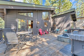 Exterior: Large back deck, outdoor dining, gas BBQ, views over golf course