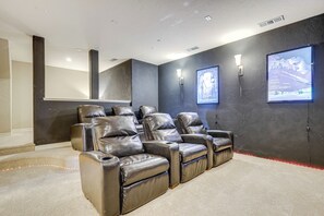 Home Theater | Fireplace | Smart TV | Free WiFi