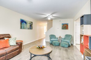 Living Room | 1st Floor | Flat-Screen TV | Free WiFi
