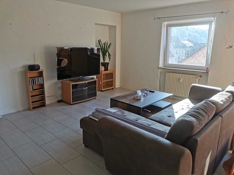 Wohnzimmer mit ausziehbarer Couch