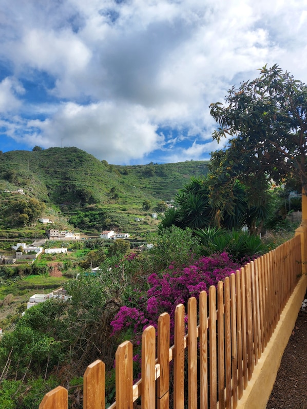 Jardín.
Vista de las montañas que rodean la casa.