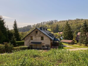 Pflanze, Himmel, Baum, Natürliche Landschaft, Gebäude, Grundstueck, Haus, Berg, Gras, Vegetation