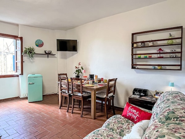 Tabelle, Möbel, Geschirr, Stuhl, Blau, Interior Design, Pflanze, Fussboden, Gebäude, Gartenmöbel