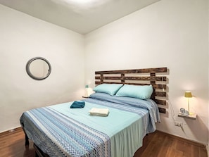 Tabelle, Möbel, Geschirr, Stuhl, Blau, Interior Design, Pflanze, Fussboden, Gebäude, Gartenmöbel