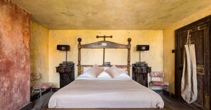 Malplaquet House vintage-inspired decor bedroom