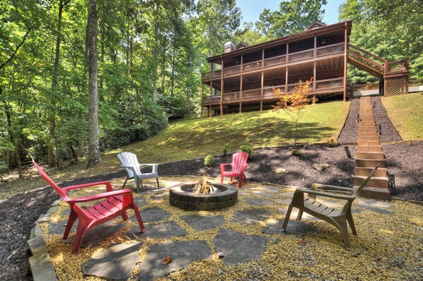 Lazy Creek cabin rental is a pet-friendly cabin rental in North Georgia