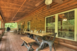 Dining Al Fresco at this lovely family-sized cabin rental in North Georgia