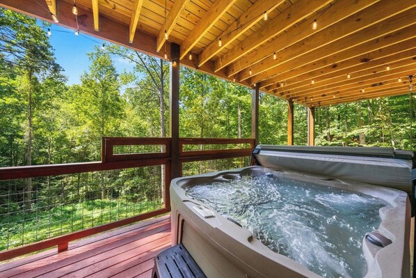 Outdoor spa tub