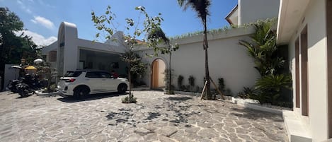 Vista frontal de la propiedad