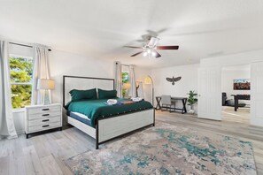 King bedroom with ensuite bathroom