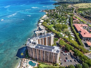 Royal Kahana 308 sits right on the ocean with sweeping views of the sparkling coast.