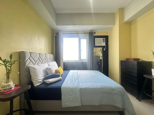 1 Queen size Bed