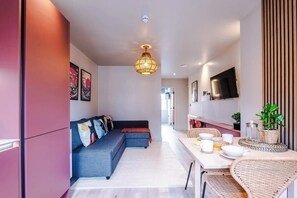 Open Plan living room with 42" Samsung Smart TV