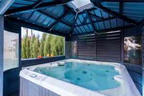 Indoor spa tub