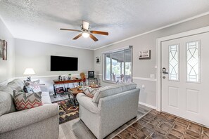 Living Room | Queen Sleeper Sofa | Smart TV | Central A/C | Single-Story Cabin
