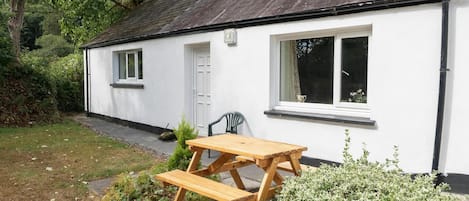 Garden area with picnic table