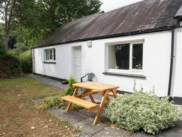 Garden area with picnic table