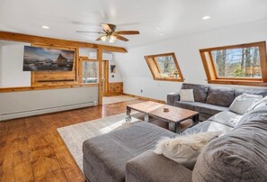 Large Couch | Open Floor Plan | Smart TV  | Chaise Lounge | Surround Sound | A/C