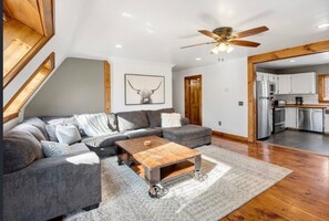 Large Couch | Open Floor Plan | Smart TV  | Chaise Lounge | Surround Sound | A/C