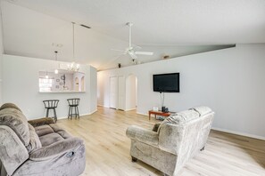 Living Area | Smart TV