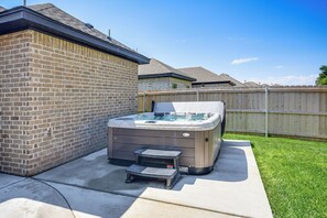 Private Hot Tub | Fenced Backyard | 4 Mi to Westgate Mall