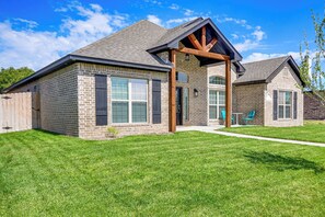Single-Story House | Self Check-In | Walk to Neighborhood Park & Playground