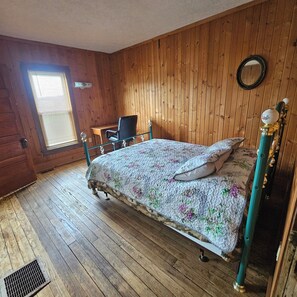 Queen bed w/ desk, chair and tv- 1st floor