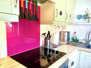 SaltWater kitchen. Full size oven and halogen hob, microwave, kettle, toaster. Equipped with the usual cutlery and crockery 