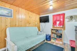 Living Room | Free WiFi | 2 Full Futons | Smart TV
