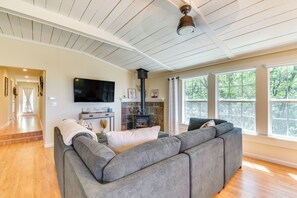 Living Room | Smart TV | Gas Fireplace | Main Floor