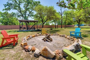 Private Yard | Fire Pit | Picnic Table | Gas Grill | Cornhole