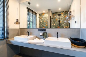 Badezimmer mit Doppelwaschbecken im Erdgeschoss