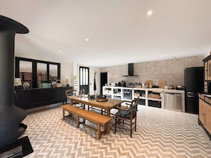 Espace de vie avec cuisine ouverte sur le salon
Cuisine toute équipée avec cheminée